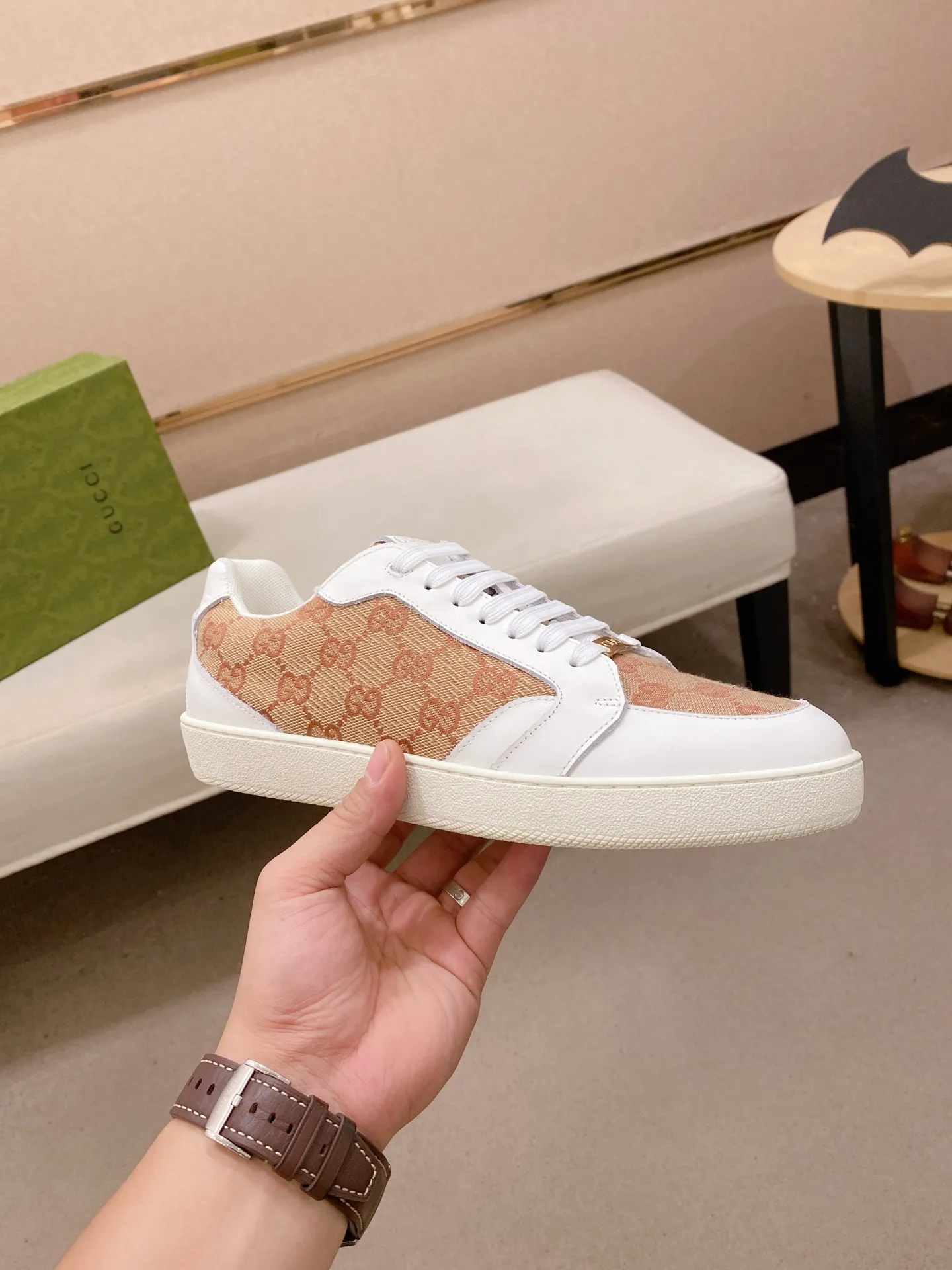 Men's shoes💰 440💰The new GUCCI (Gucci) counters are launched simultaneously. The new men's shoes, 😘fabrics are selected from imported cowhide, and the lining is sheepskin lining. 👍🏿 High-end ☄️ air-cushion molded anti-slip rubber outsole, exquisite lines, simple and elegant, comfortable and high-end for leisure travel. Code number: 38 to 44 (45 can be customized and cannot be returned or exchanged)